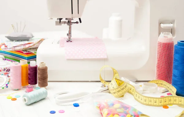 Couture, couture sur la machine à coudre, fournitures de couture, coloré s — Photo