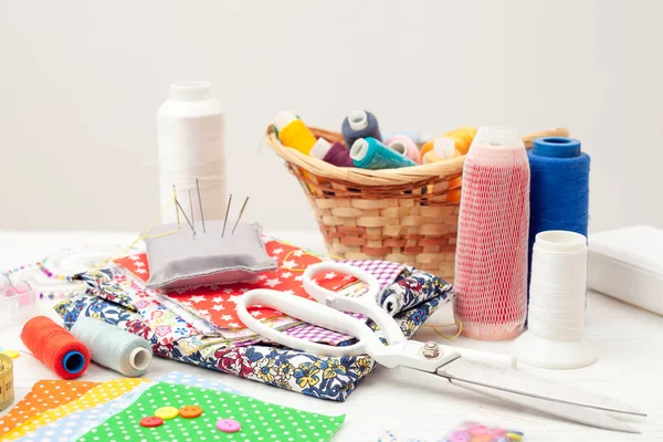 Sewing, sewing on the sewing machine, sewing supplies, colored s — Stock Photo, Image