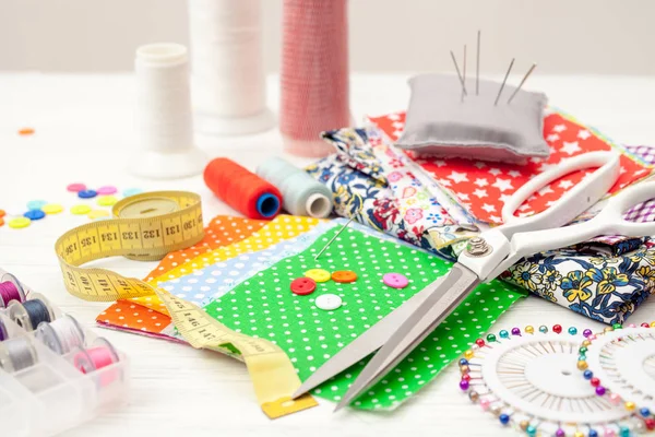 Sewing, sewing on the sewing machine, sewing supplies, colored s — Stock Photo, Image