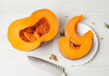 Beyaz ahşap zemin üzerinde ham doğranmış kabak