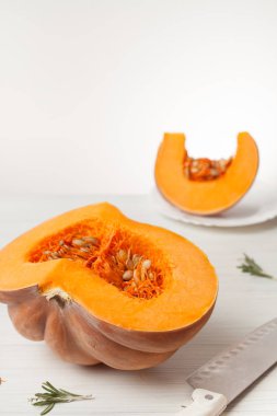 Beyaz ahşap zemin üzerinde ham doğranmış kabak