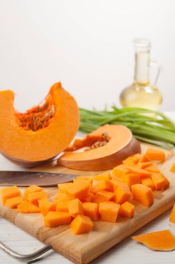 Beyaz ahşap zemin üzerinde ham doğranmış kabak