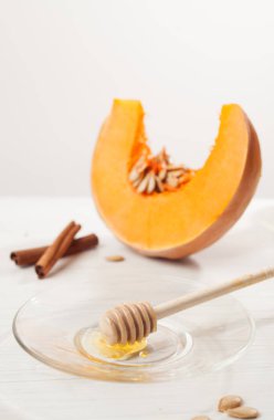 Kabak kesti ve bir ışık ahşap arka plan üzerinde bal