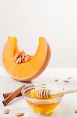 Kabak kesti ve bir ışık ahşap arka plan üzerinde bal