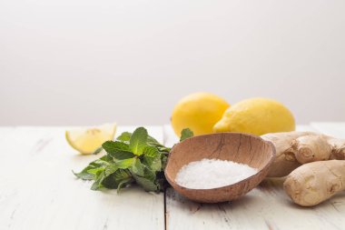 nane, limon, tuz, beyaz tahta masada zencefil