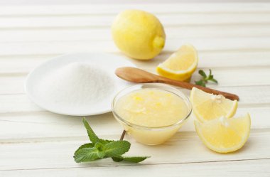 kozmetik ev yapımı limon, zencefil, şeker ve yağlar w üzerinde
