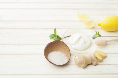 kozmetik ev yapımı limon, zencefil, tuz ve wh üzerinde temel yağlar