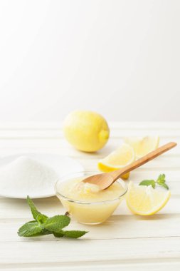 kozmetik ev yapımı limon, zencefil, şeker ve yağlar w üzerinde