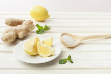 kozmetik ev yapımı limon, zencefil, tuz ve wh üzerinde temel yağlar