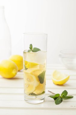 Beyaz üzerine taze limon limonata