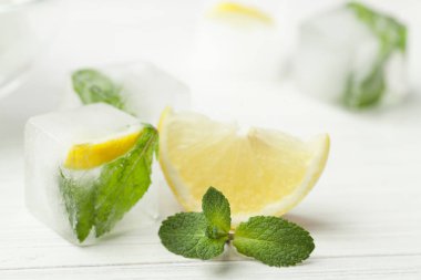 buz küpleri ile nane ve limon kozmetikler için