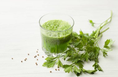 sağlıklı bir diyet için içki maydanoz