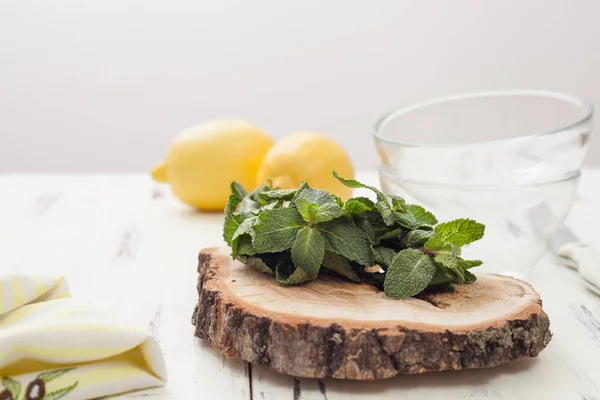 Hortelã, limão sobre mesa de madeira branca — Fotografia de Stock