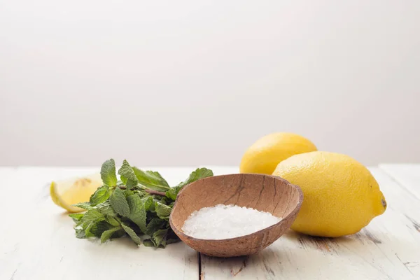 白い木製のテーブルの上でミント、レモン、塩 — ストック写真