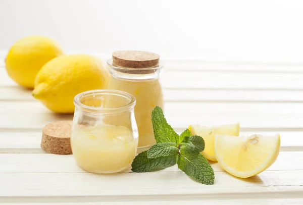 白い木の化粧品自家製レモン、エッセンシャル オイル、砂糖します。 — ストック写真