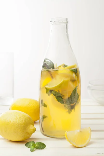 Limonada com limão fresco em branco — Fotografia de Stock