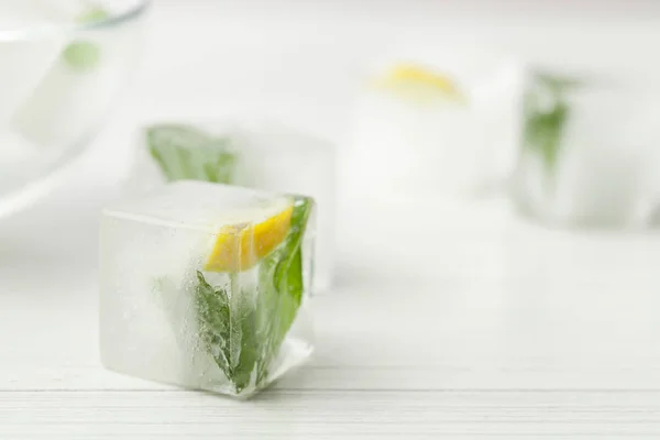 Cubos de gelo com hortelã e limão para cosméticos — Fotografia de Stock