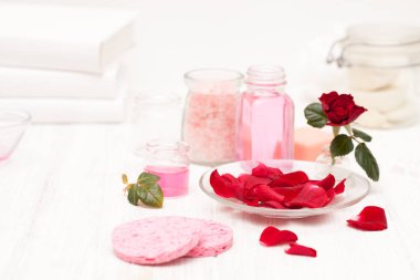 gül yaprakları ile beyaz bir woo ellerine gelen tuz, gül suyu