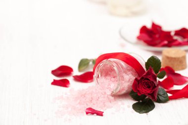 gül yaprakları ile beyaz bir woo ellerine gelen tuz, gül suyu