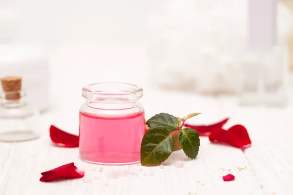 Sal, agua de rosas de pétalos de rosa con las manos en un coro blanco — Foto de Stock