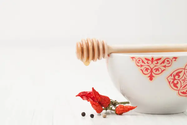 Las vainas secas del pimiento rojo, el pimiento y la miel de las recetas cosméticas —  Fotos de Stock
