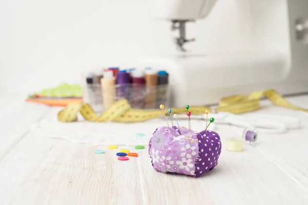 Ambachten, naaien, naaien op de naaimachine, naaien met uw h — Stockfoto