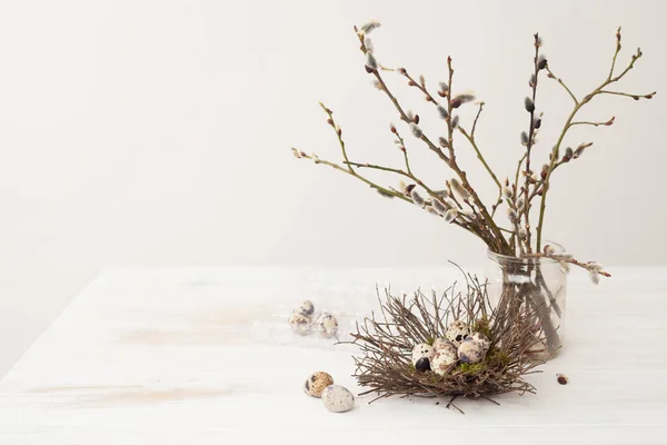 Söğüt dalları üzerinde bir wo cam kavanozda yuvadaki bıldırcın yumurtası — Stok fotoğraf