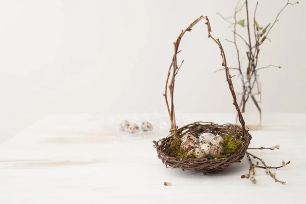 Huevos de codorniz en cesta sobre mesa blanca — Foto de Stock