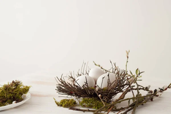Huevos, fondo blanco, mesa, embalaje para huevos, cartón, cl — Foto de Stock