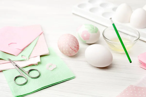 Яйця, білий фон, стіл, упаковка для яєць, крупним планом, циліндр — стокове фото