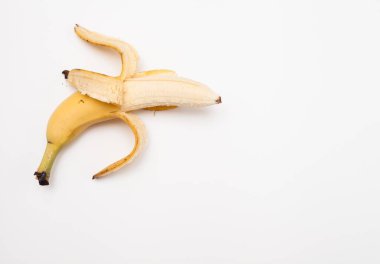 yarısı soyulmuş muz beyaz zemin üzerine.