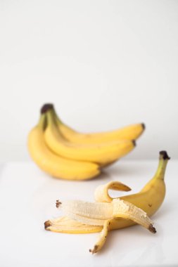 Birkaç muz ve beyaz bir soyulmuş muz