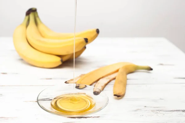 Um monte de bananas, mel, pele de uma banana . — Fotografia de Stock