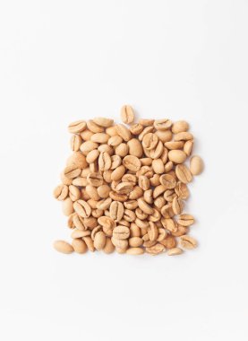 Beyaz zemin üzerine yeşil kahve taneleri