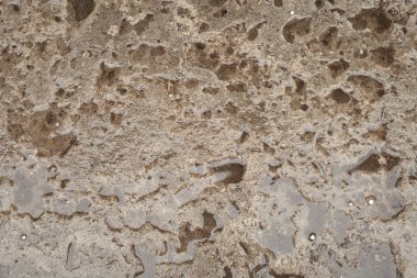 Pütürlü ıslak beton yüzeyi su ile