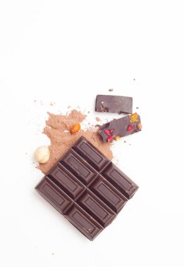 İle fındık ve çilek beyaz çikolata parçaları