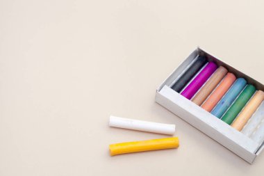 sağlam bir arka plan kutusunda pastel