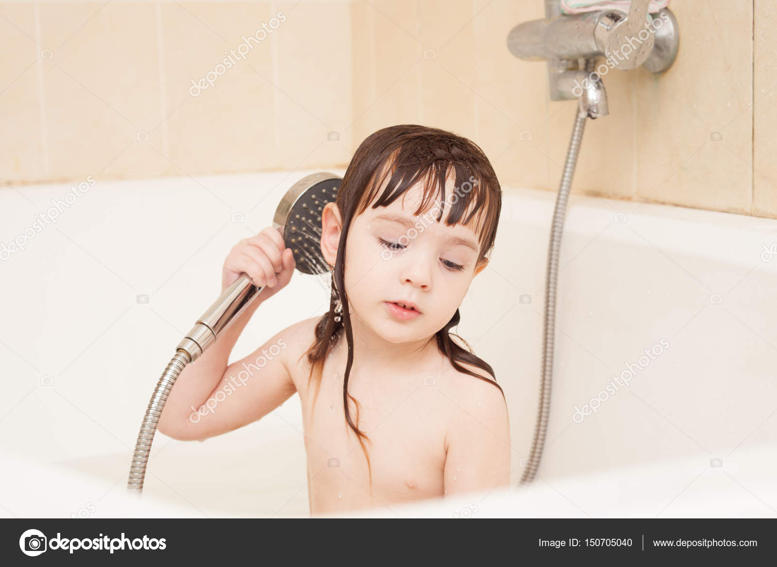正在洗热水澡的放松的美女 库存图片. 图片 包括有 生活方式, 满足, 自然, 有机, 皮肤, 轻松, 海绵 - 195311533