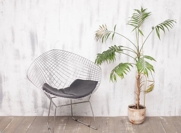 Metalowy fotel i palmy w jasne wnętrze — Zdjęcie stockowe