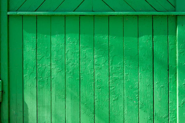 Зеленой краской выкрашены старые доски. Место для текста . — стоковое фото