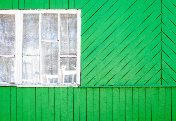 Часть дома с окном из зеленых старых досок — стоковое фото