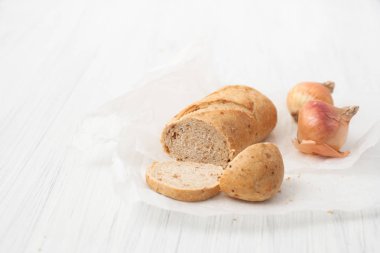 soğan ekmek beyaz masada