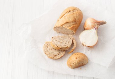 soğan ekmek beyaz masada