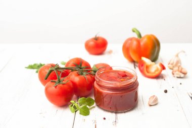 Lecho domates ve bir kavanoz içinde tatlı biber