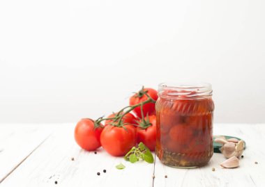 Bir kavanoz ve bir sürü domates turşusu domates