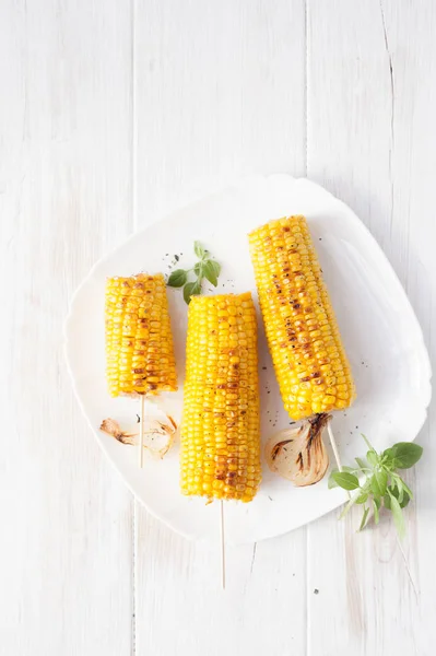 Kolby kukurydzy z grilla na białym — Zdjęcie stockowe
