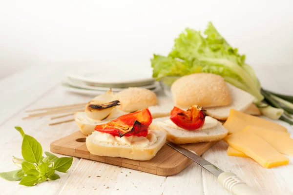 ピクニックでロースト野菜のサンドイッチ — ストック写真