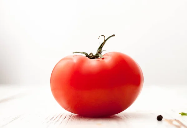 Beyaz arkaplanda kırmızı domates — Stok fotoğraf