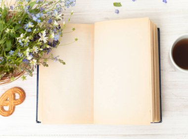 Beyaz masada açık kitap