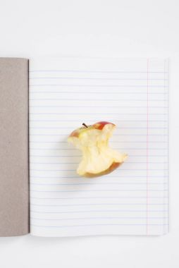 Bir elma çekirdeği doğrultusunda açık defter
